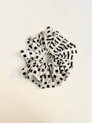 Large Scrunchie in Black and White