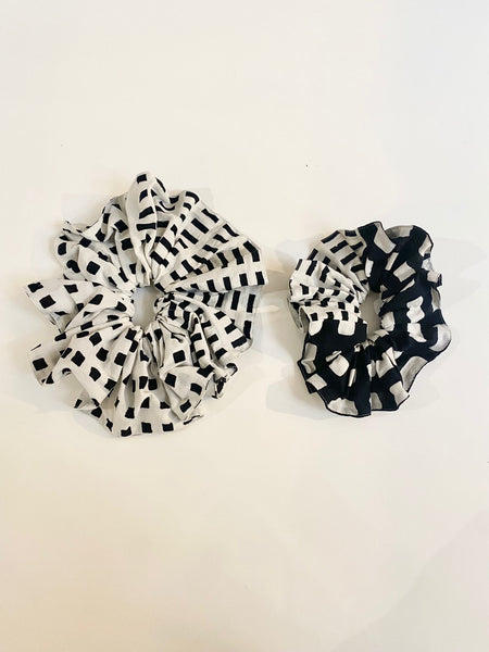 Medium Scrunchie in Black and White