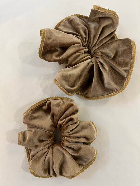Large Scrunchie in Gold Velvet