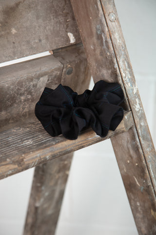 Medium Scrunchie in Black and Blue Wool